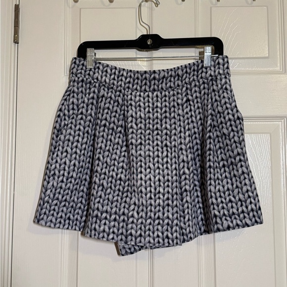 Banana Republic Black and White Patterned Skort - Picture 2 of 11